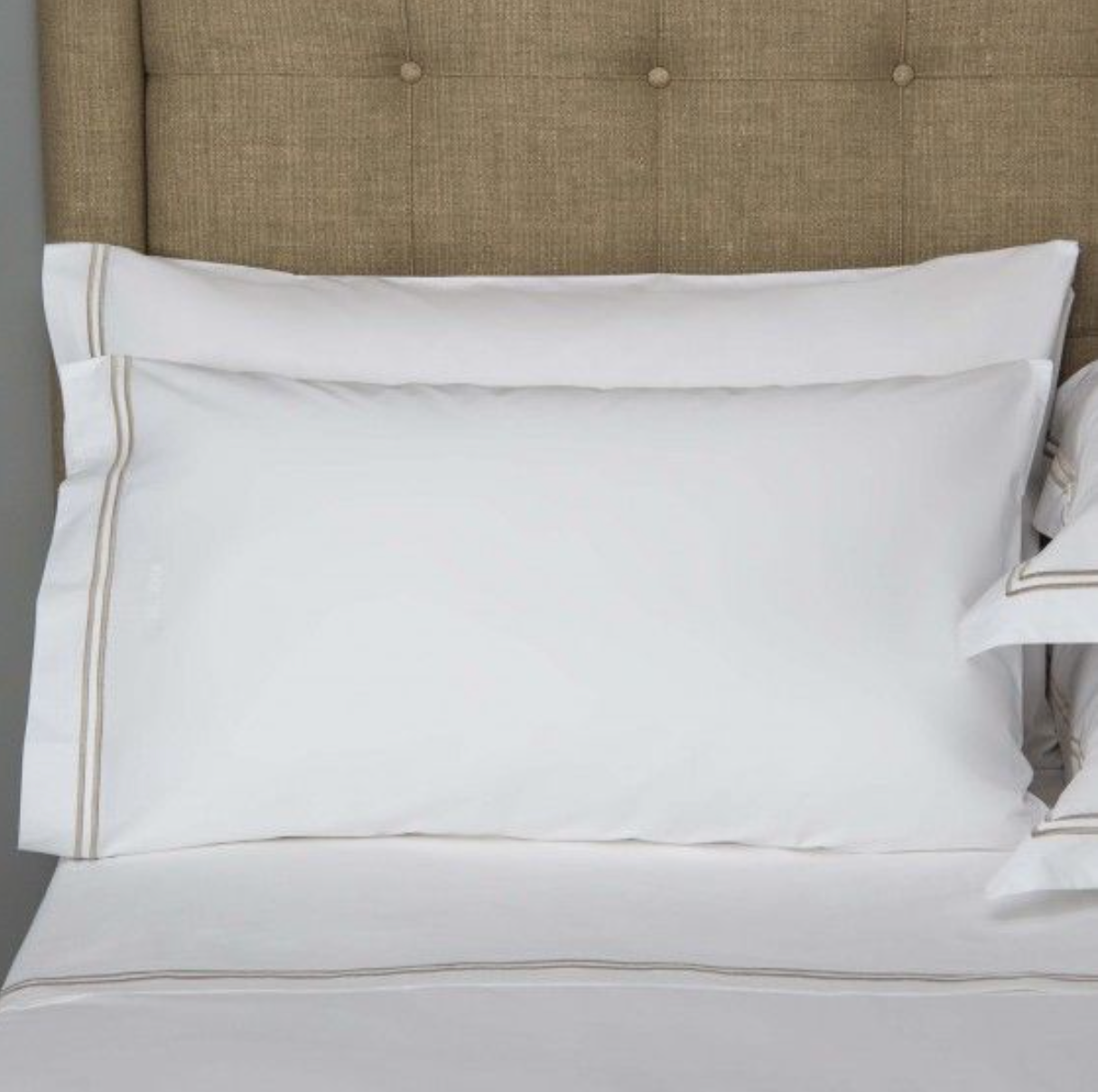 https://www.thesuitemindset.com/cdn/shop/products/HotelClassicCollectionSheetSet-PillowCaseSet-White_Khaki.png?v=1625073741